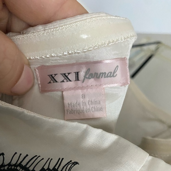 Black and white lace cocktail dress - Picture 3 of 3